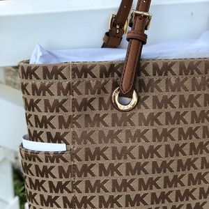 Michael Kors Bags - JET SET CARRYALL TOTE MONOGRAM CANVAS Michael Kors Bags - JET SET CARRYALL TOTE MONOGRAM CANVAS